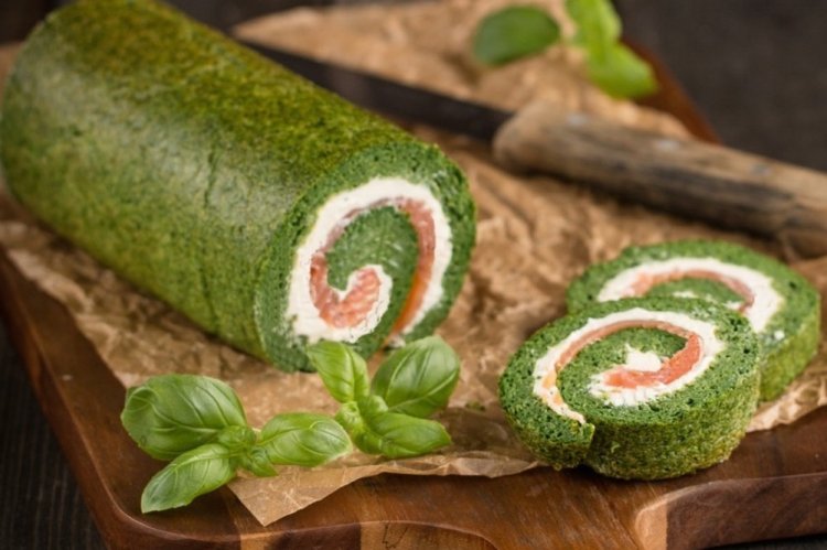 Рулет из шпината с семгой