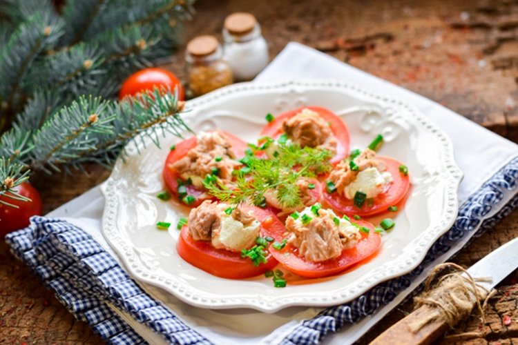 Закуска с тунцом и помидорами