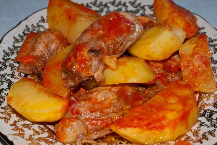 Куриные крылышки с картошкой в томате
