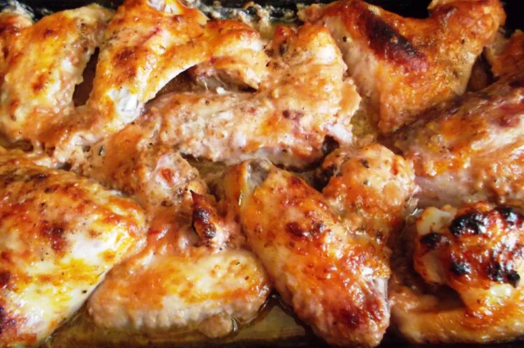 Куриные крылышки с картошкой под сыром