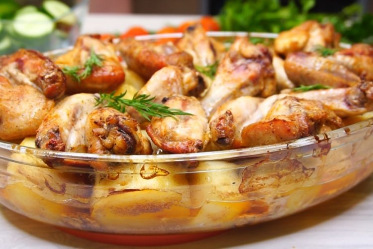 Куриные крылышки с картошкой и луком в духовке