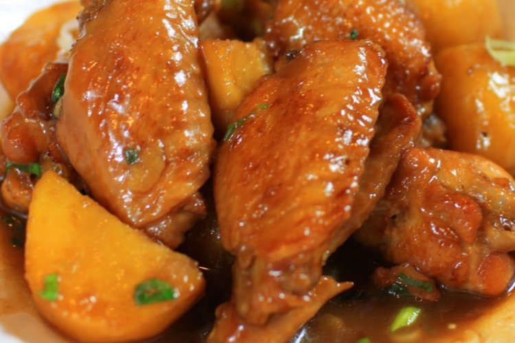 Куриные крылышки с картошкой в соевом соусе