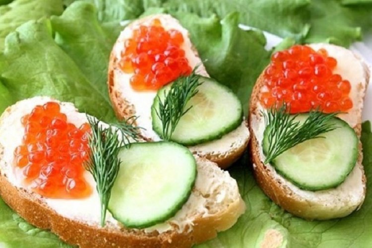 Бутерброды с красной икрой и сливочным маслом