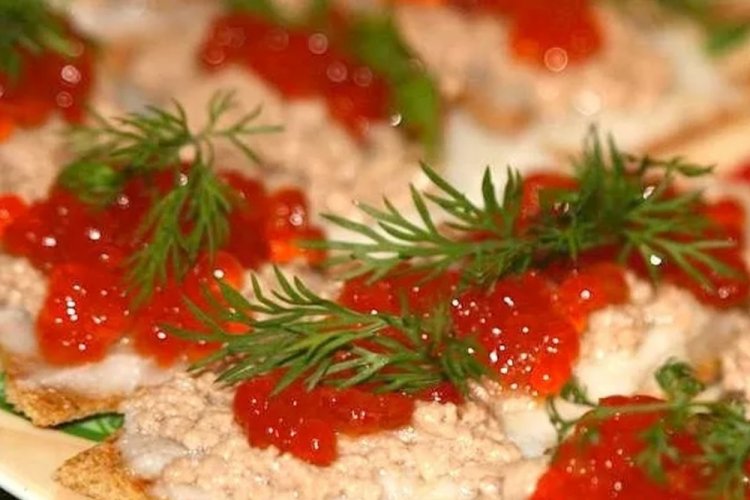 Бутерброды с красной икрой и печенью трески