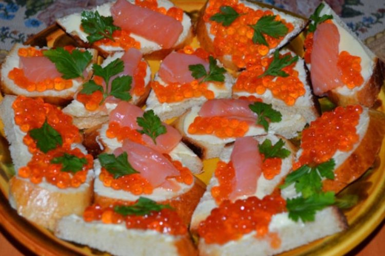 Бутерброды с красной икрой и горбушей