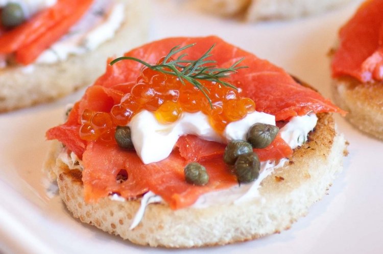Бутерброды с красной икрой, семгой и козьим сыром