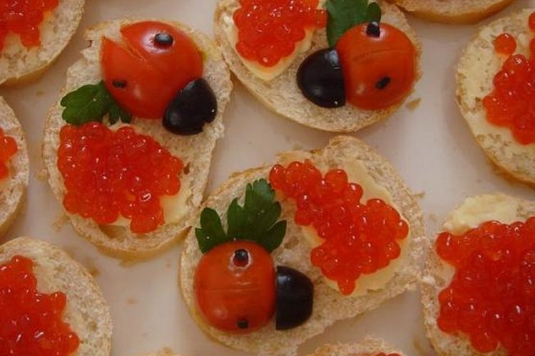 Бутерброды с красной икрой и помидорами