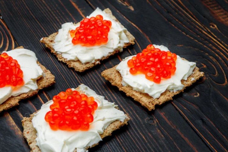 Бутерброды с красной икрой на хлебцах