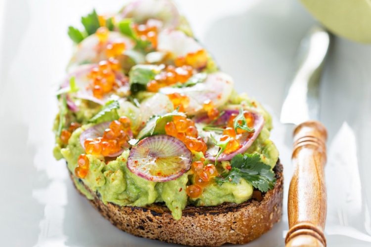 Бутерброды с красной икрой, редиской и авокадо