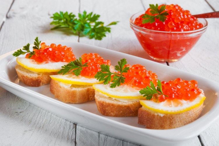Бутерброды с красной икрой, сливочным сыром и лимоном