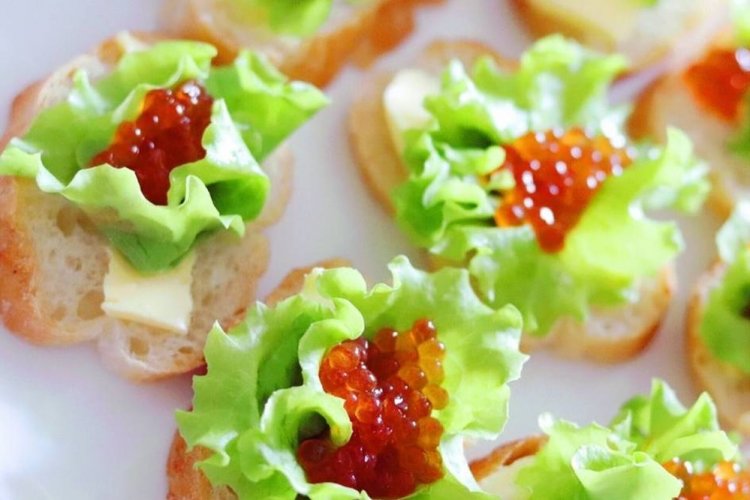 Бутерброды с красной икрой и салатными листьями
