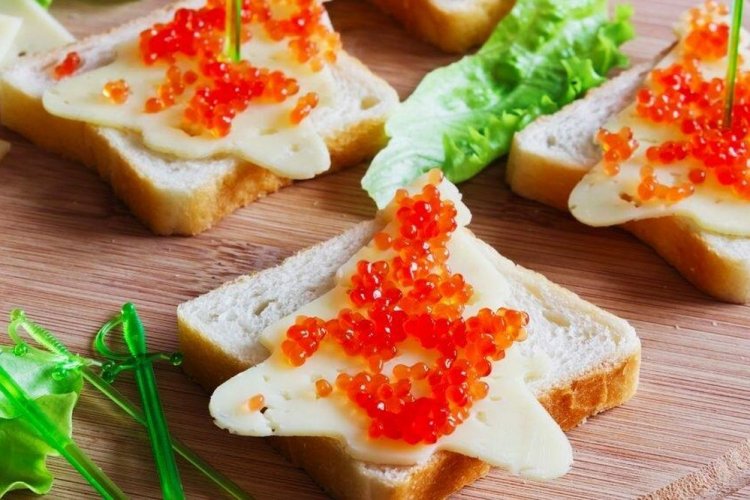 Бутерброды с красной икрой и твердым сыром