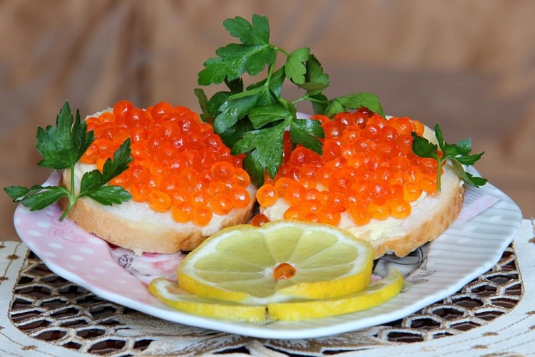 Бутерброды с красной икрой, плавленым сыром и рикоттой