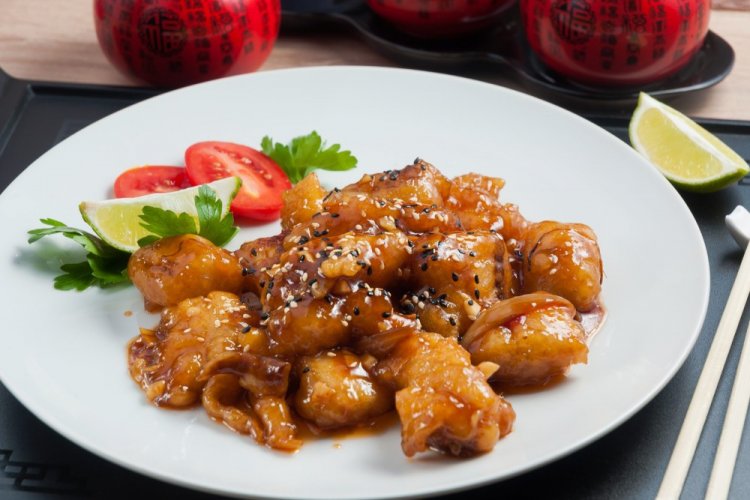 Курица с луком в соевом соусе