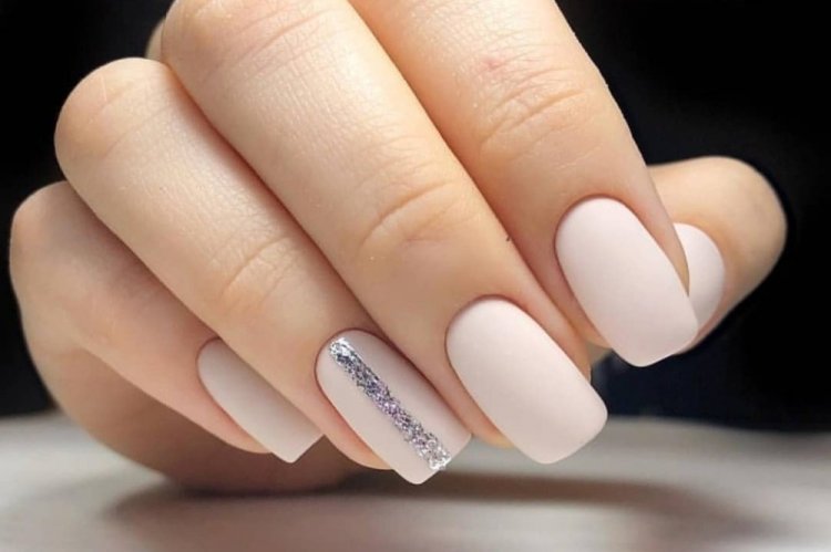 Матовый молочный маникюр с акцентами