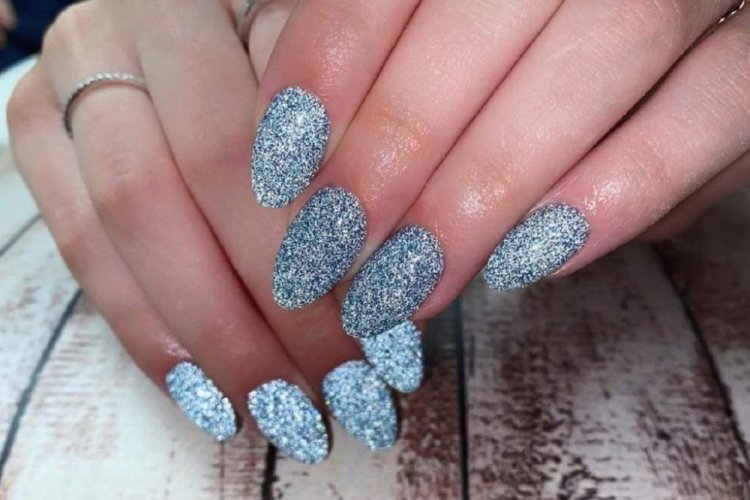 Зимний светоотражающий маникюр
