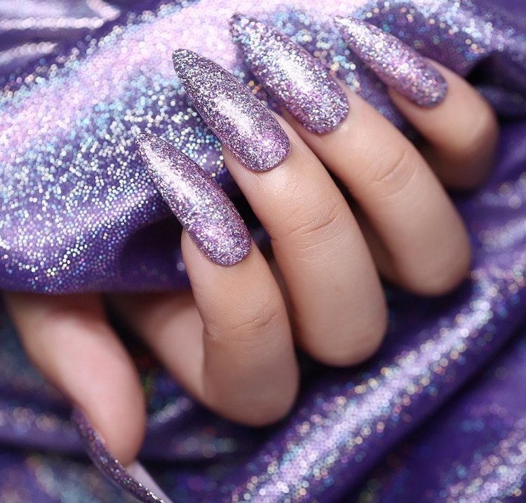 Зимний светоотражающий маникюр