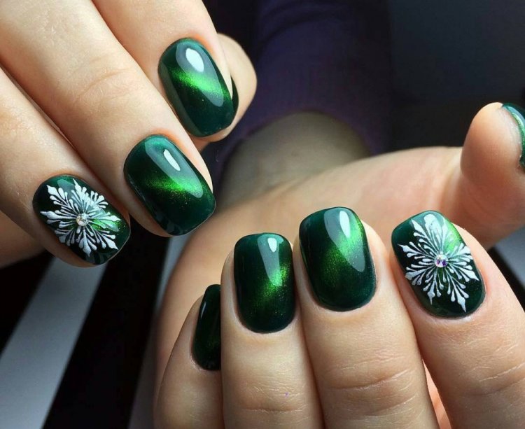 Зеленый зимний маникюр