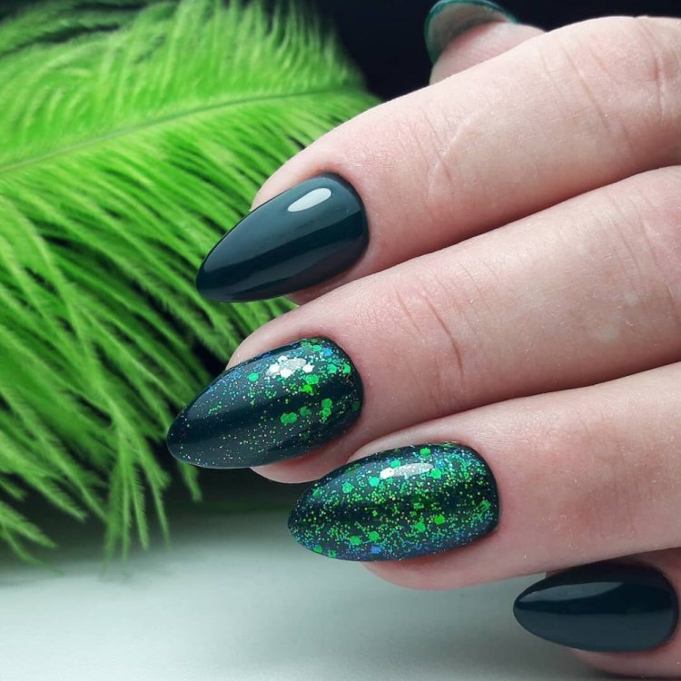 Зеленый зимний маникюр