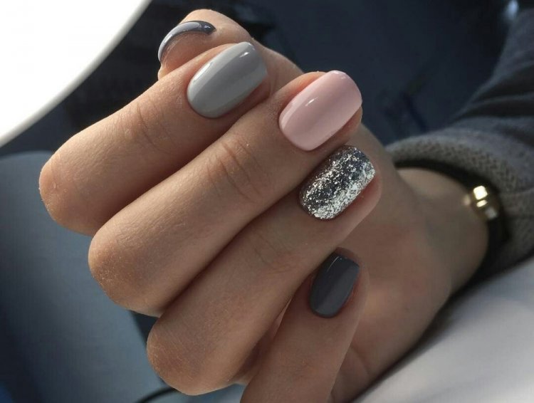 Маникюр «Бежевый с серым»