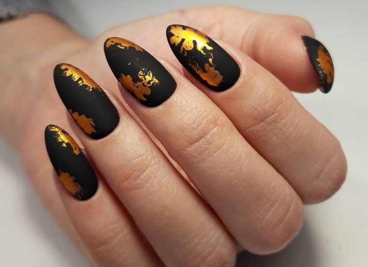 Маникюр с фольгой