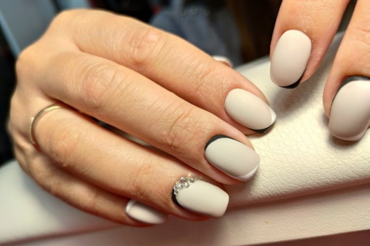 Матовый молочный маникюр с акцентами