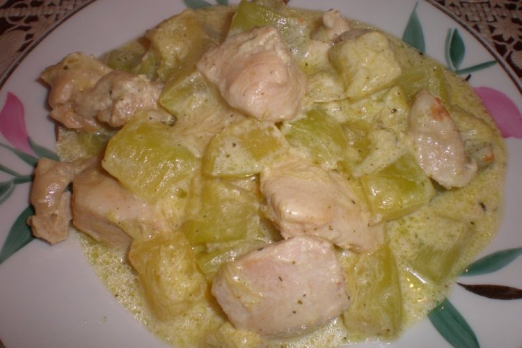 Курица с кабачками в сметанном соусе