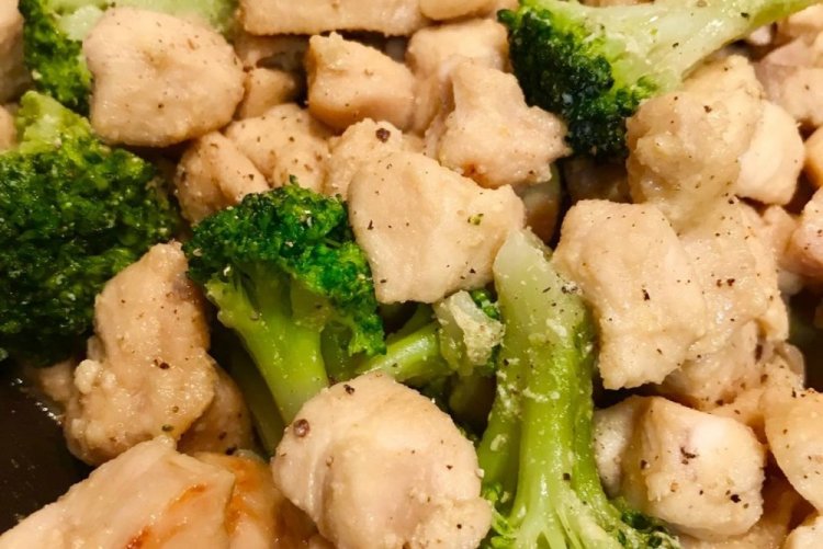 Курица с брокколи в сметанном соусе