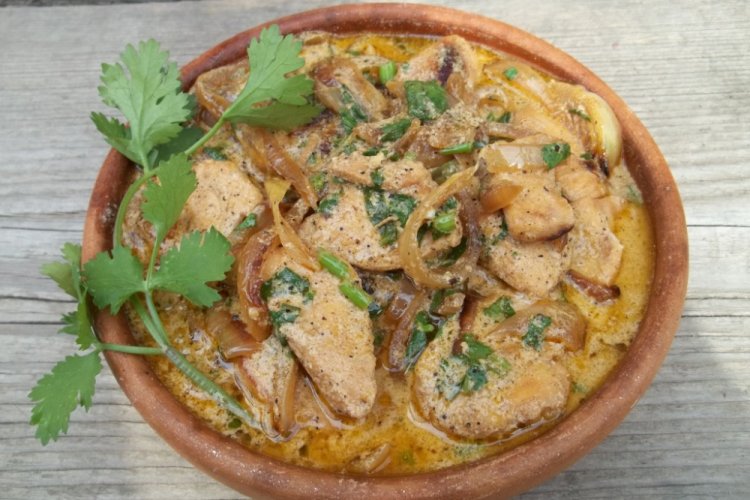 Курица в сметанном соусе в мультиварке