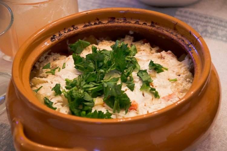 Курица в сметанном соусе в горшочках