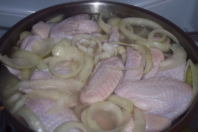 Маринад для куриных крылышек из воды и уксуса