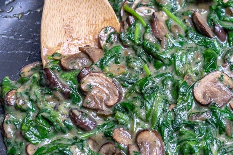 Белые грибы со шпинатом и сыром