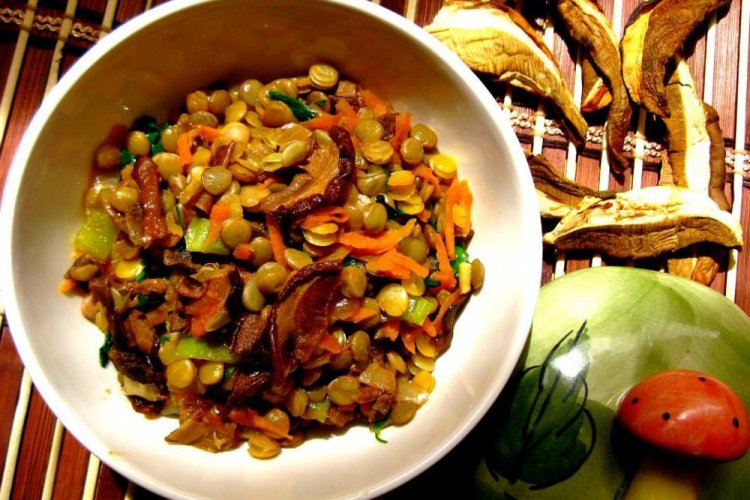 Чечевица с белыми грибами