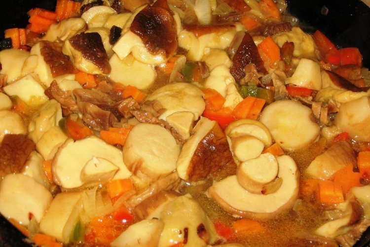 Гуляш из белых грибов