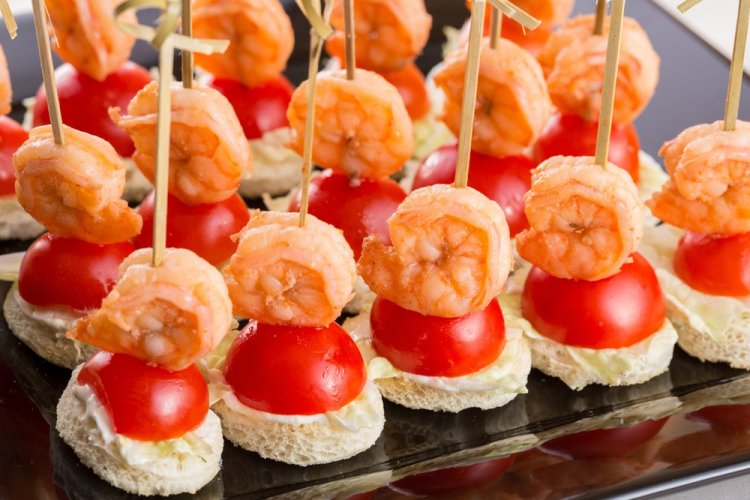 Канапе с креветками и помидорами черри