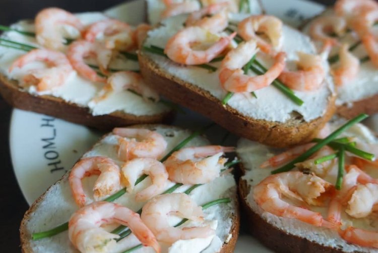 Канапе с креветками и фетой