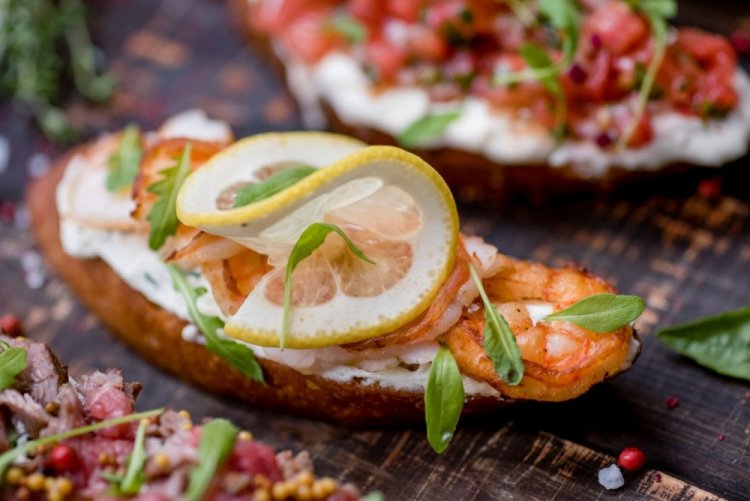 Канапе с креветками и греческим йогуртом