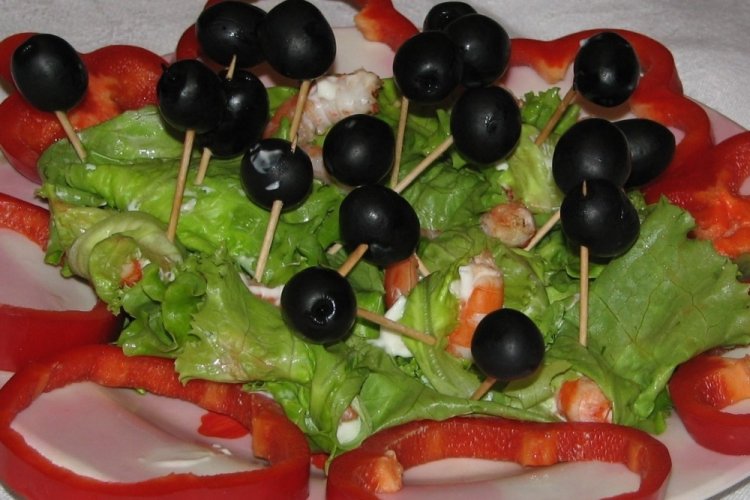 Канапе с креветками, болгарским перцем и пармезаном