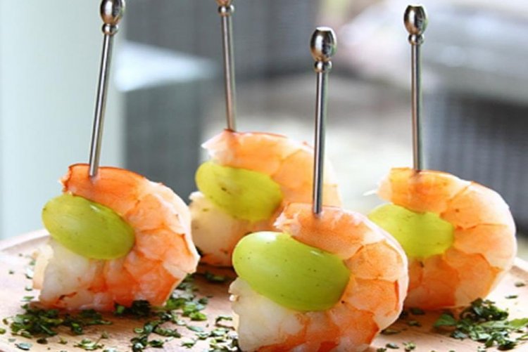 Канапе с креветками и виноградом