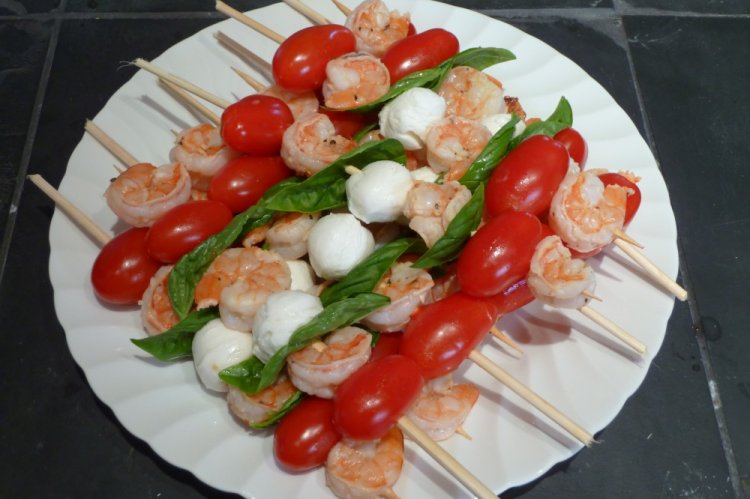 Канапе с креветками и моцареллой