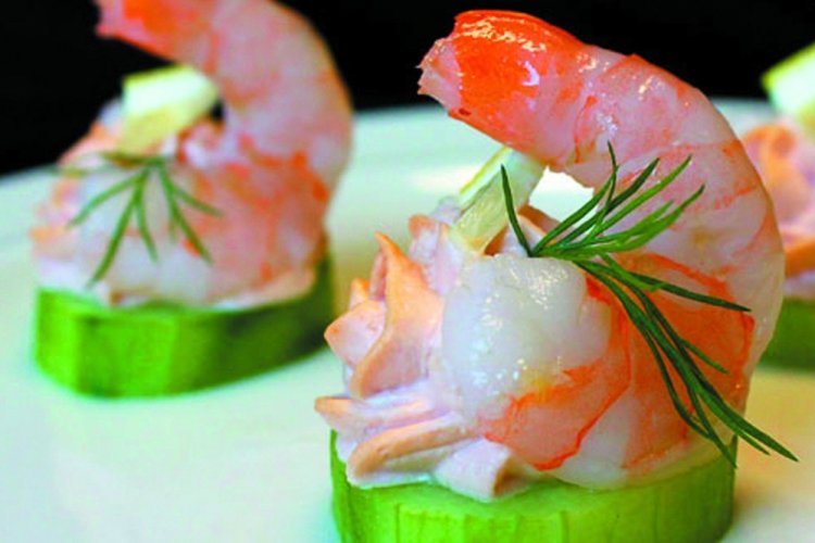 Канапе с креветками и красной икрой