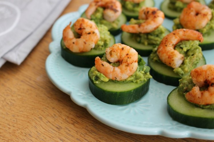 Канапе с креветками, семгой и авокадо