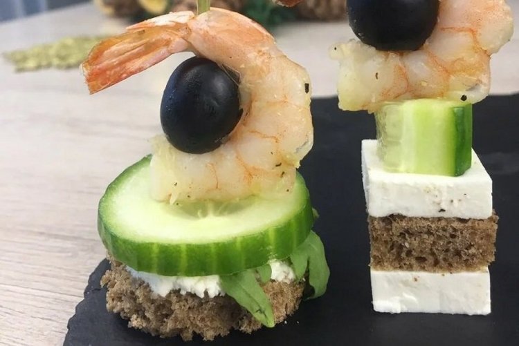Канапе с креветками и твердым сыром
