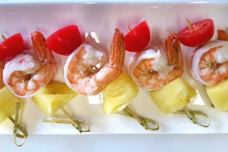 Канапе с креветками и ананасами