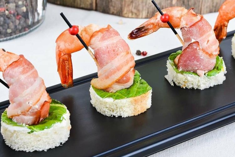 Канапе с креветками и беконом