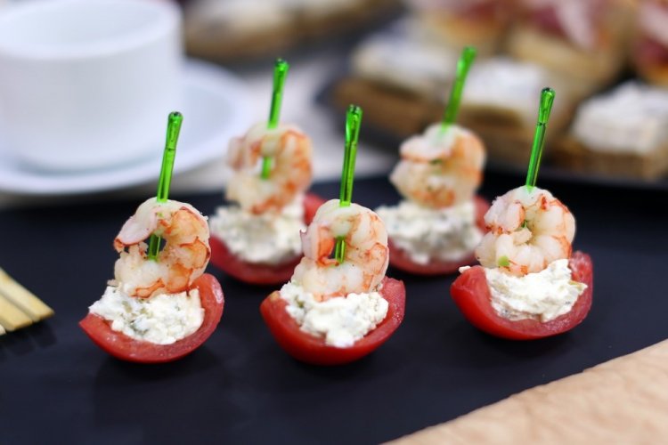 Канапе с креветками, помидорами и луком