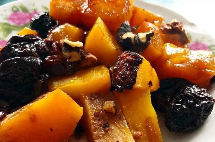 Тыква с орехами и черносливом в духовке