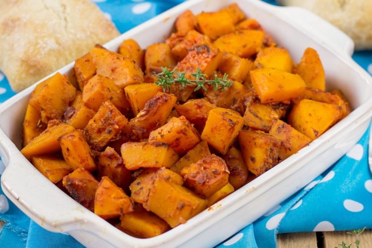 Запеченные кусочки тыквы с ароматными травами