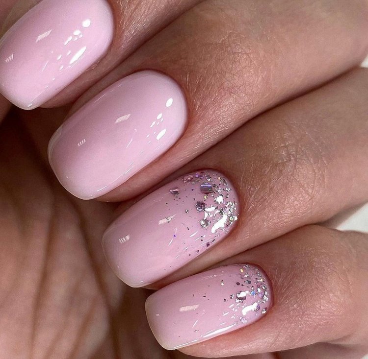 Растяжка блестками на короткие ногти