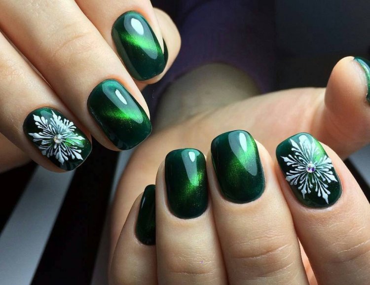 Зимний зеленый маникюр